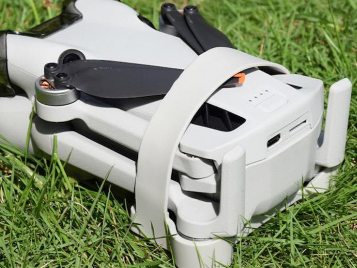 Šedý držák vrtulí na dron DJI Mini 4 Pro