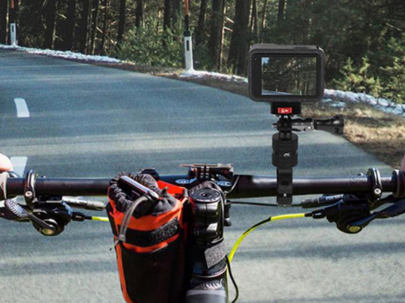 Černý zajišťovací šroub k adaptéru akční kamery