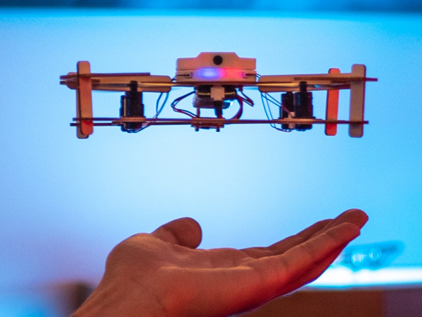 Dřevěný DIY dron AirWood CUBEE s kamerou