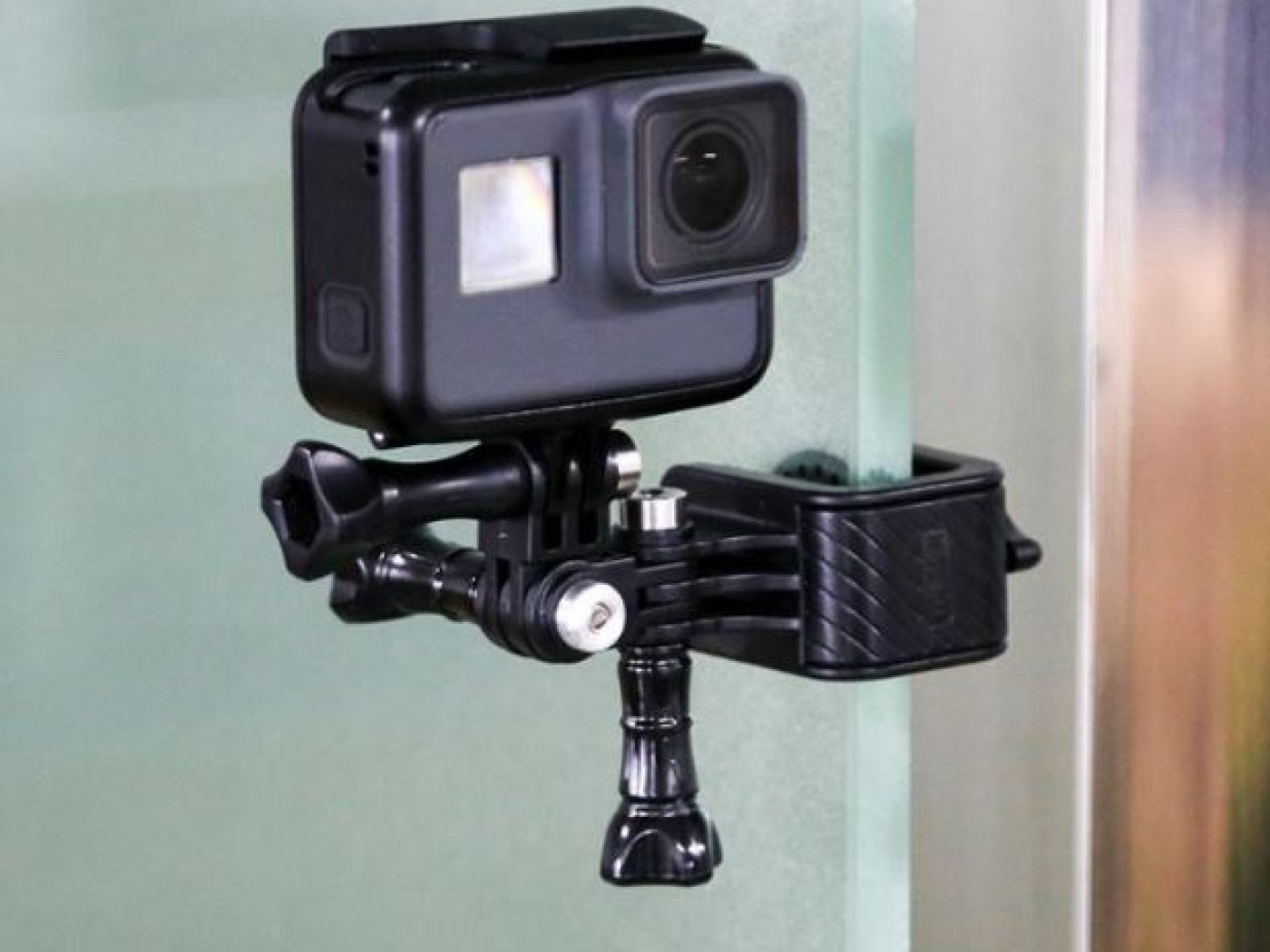 Držák akční kamery na skateboard