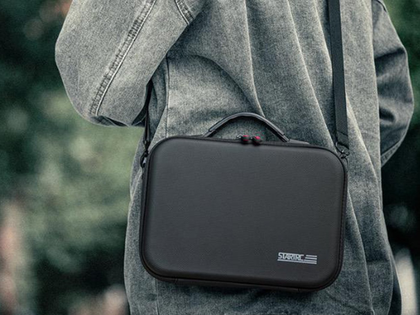 Černé pouzdro s popruhem na kameru Insta360 Ace Pro / Insta360 Ace Pro 2