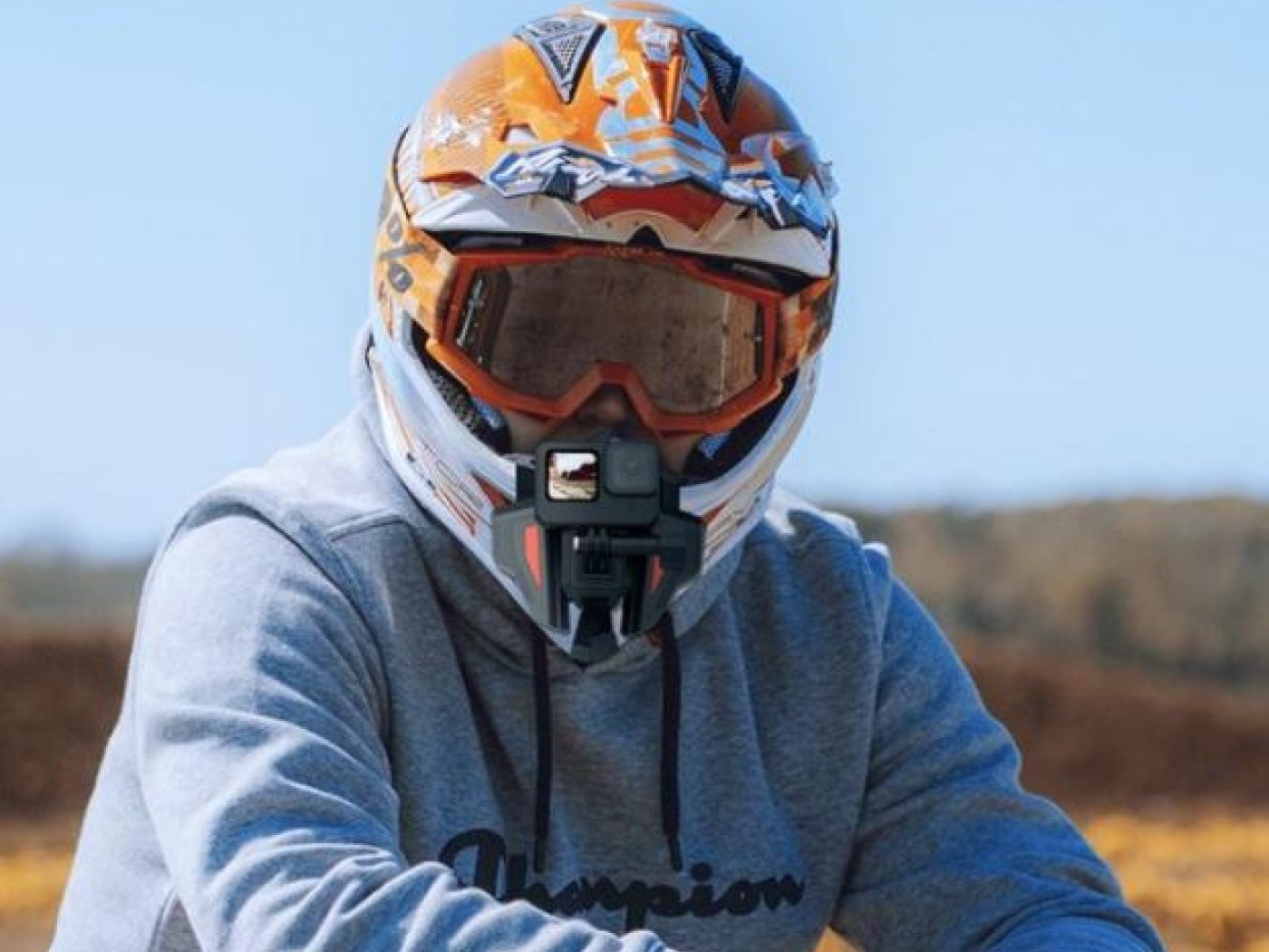 Speciální držák akční kamery na integrální helmu