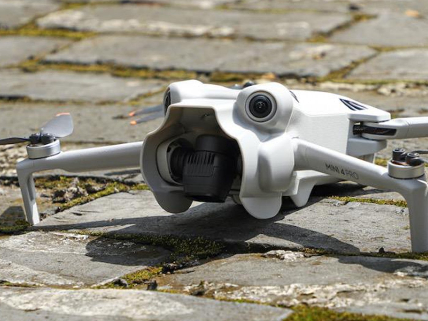 Šedá sluneční clona na objektiv dronu DJI Mini 4 Pro
