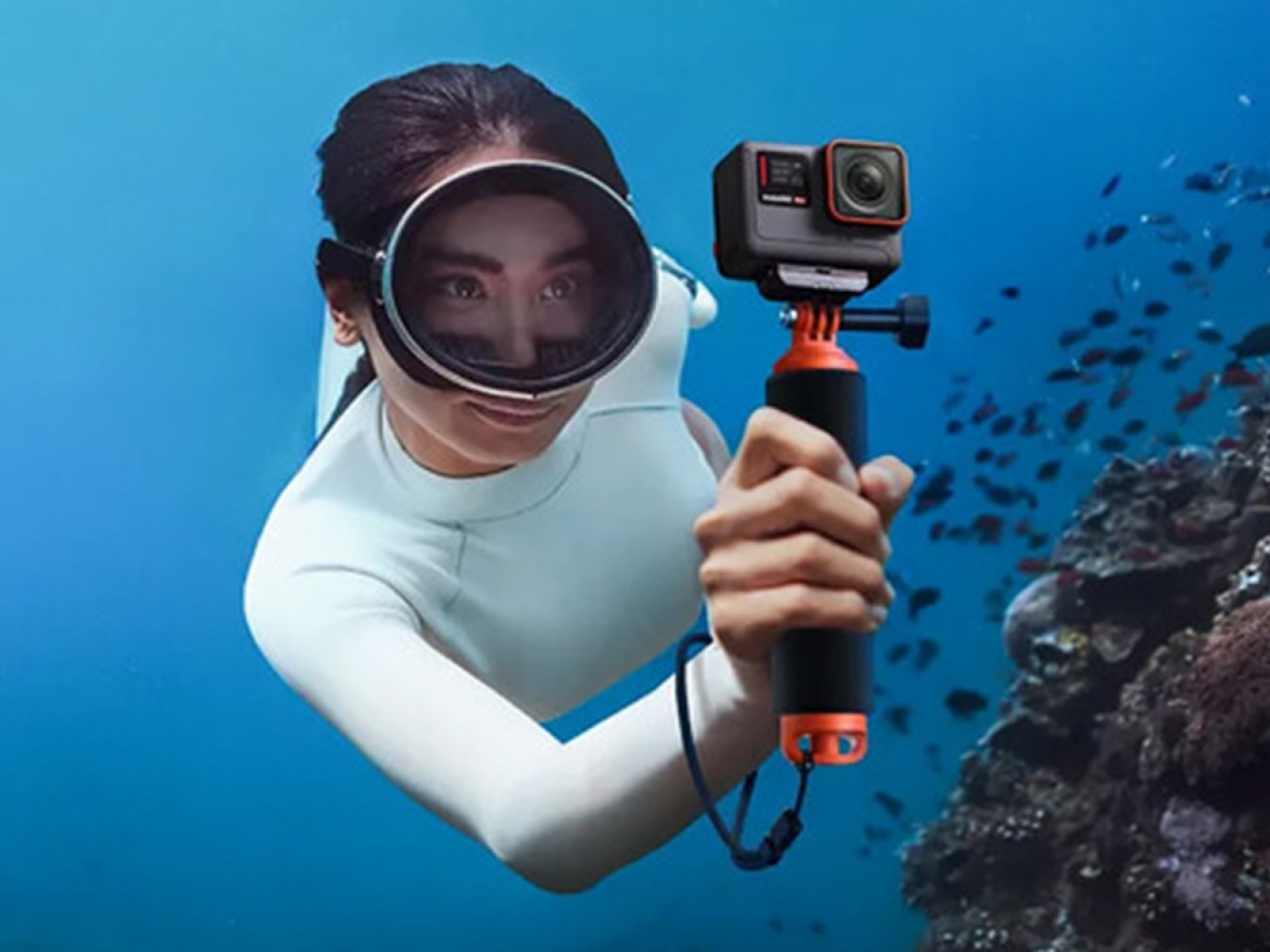 Plovoucí rukojeť na akční kameru