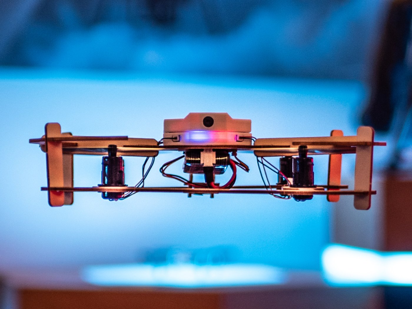 Dřevěný DIY dron AirWood CUBEE s kamerou