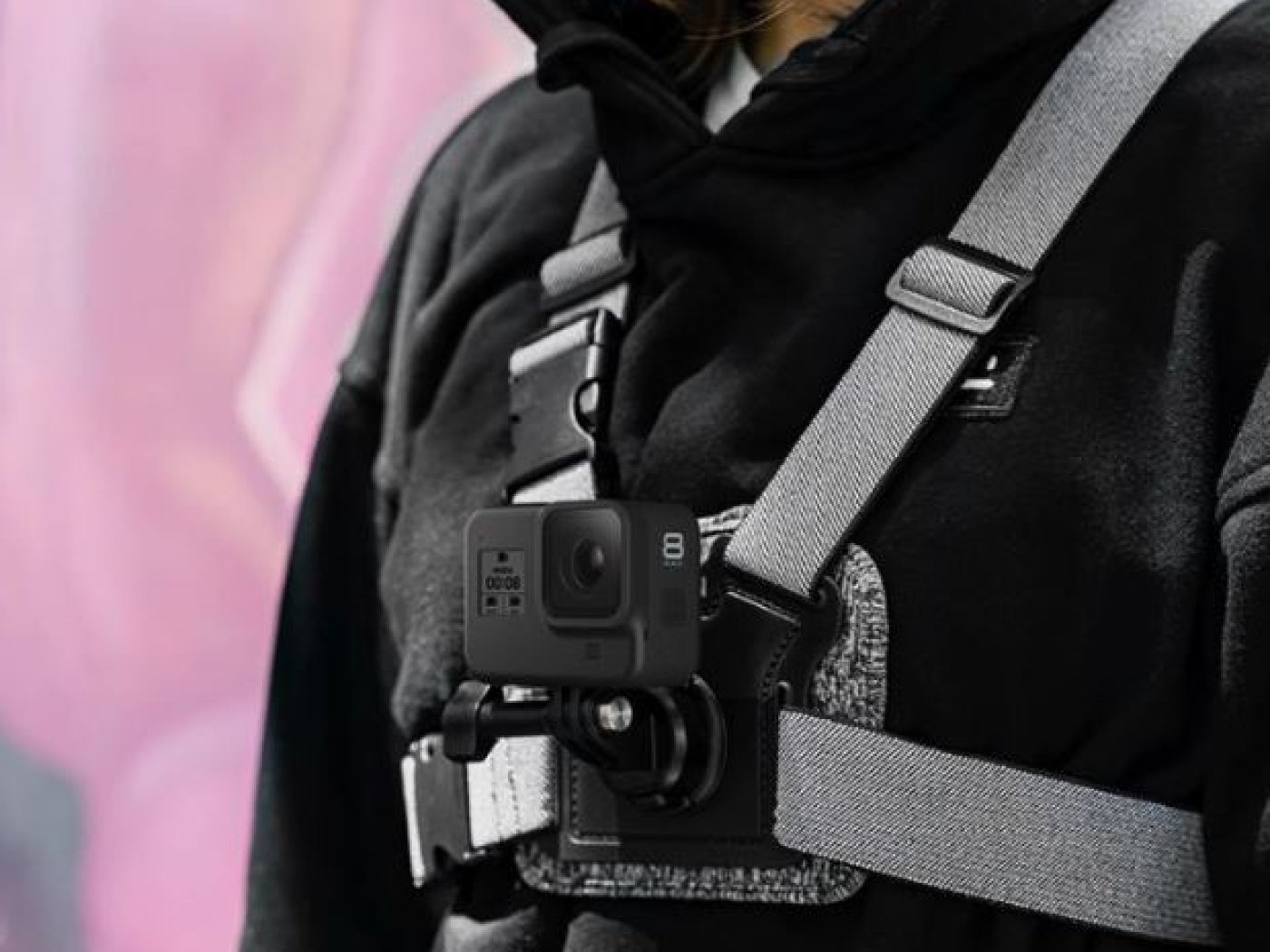 Hrudní popruh s předním a zadním adaptérem pro připojení akční kamery