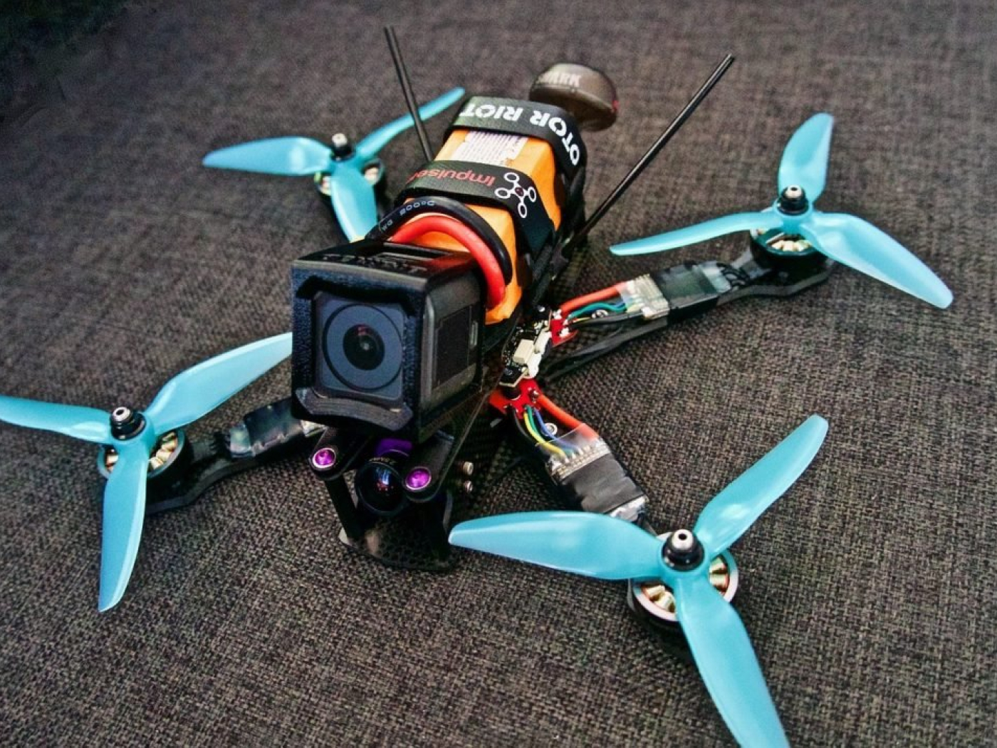 Pilot dronu – specialista na FPV drony (stavba, servis, manévrování a video)