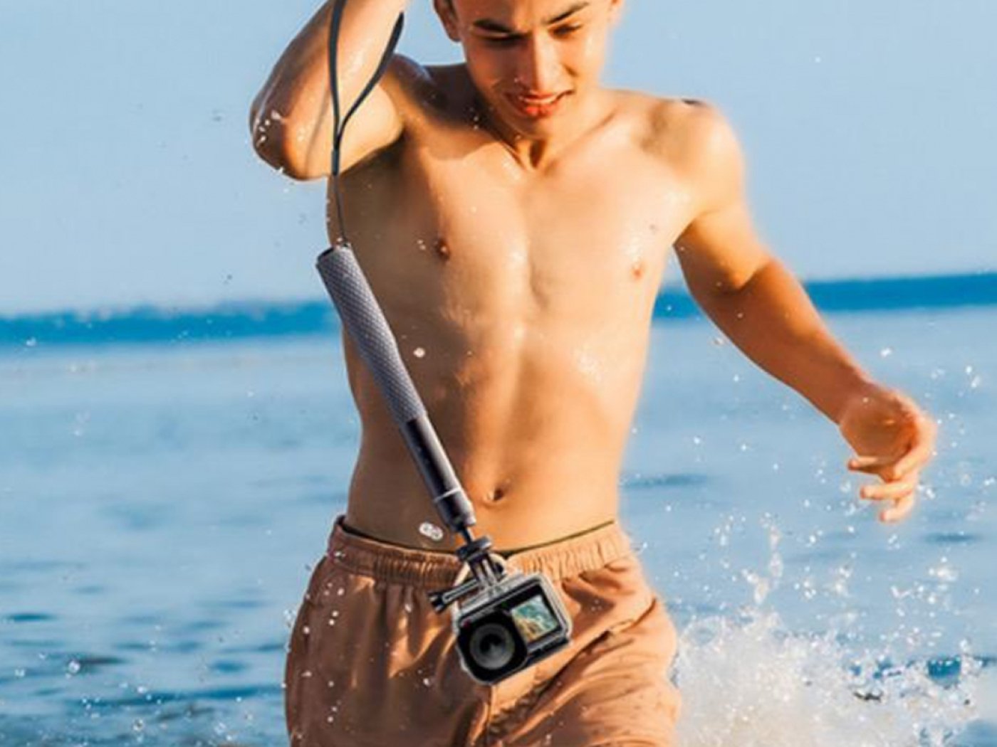 Prodlužující tyč s protiskluzovou rukojetí na akční kameru