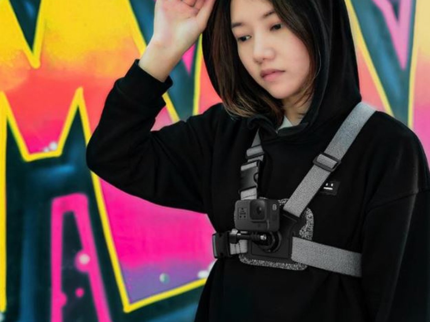 Hrudní popruh s předním a zadním adaptérem pro připojení akční kamery