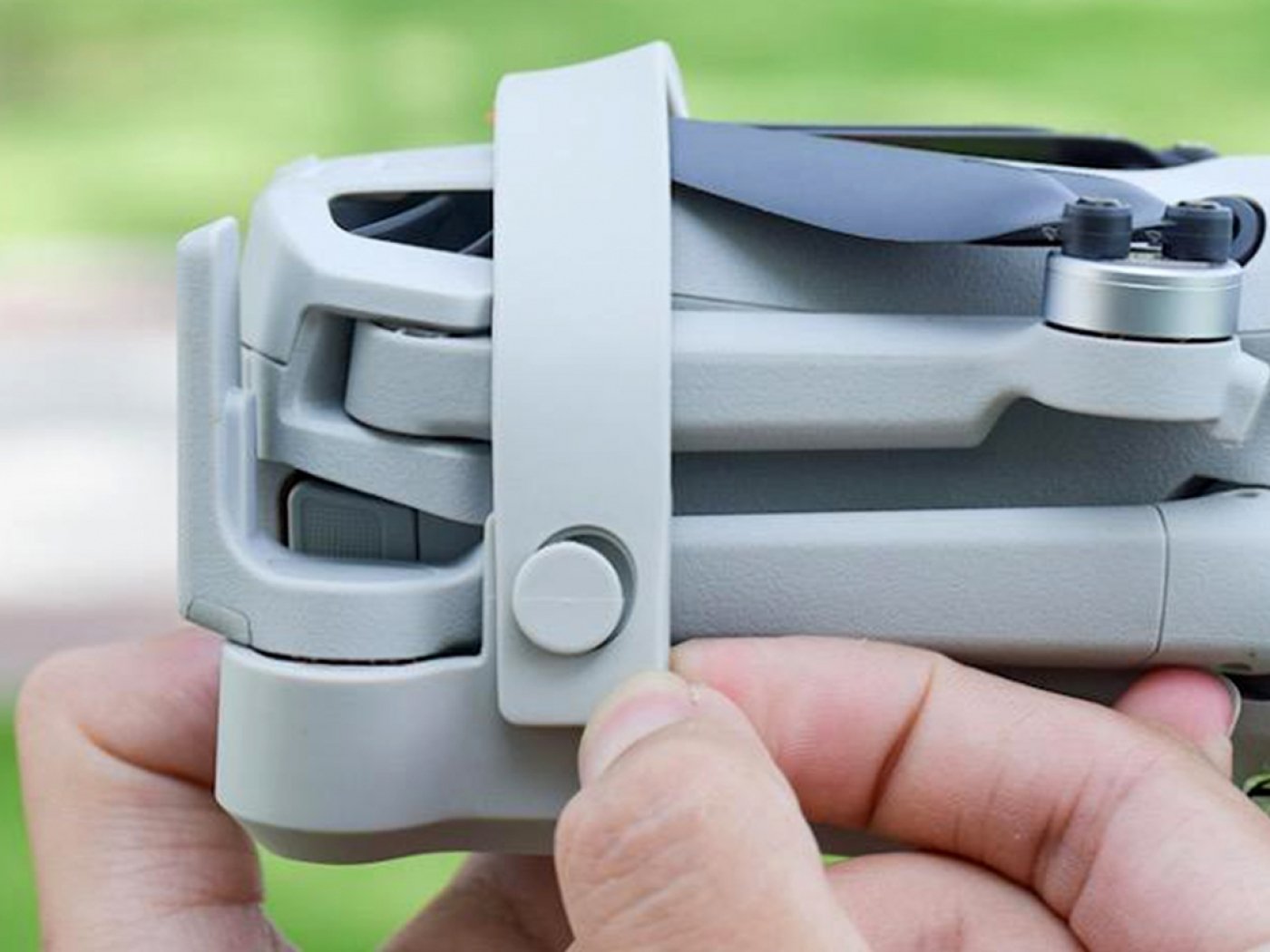 Šedý držák vrtulí na dron DJI Mini 4 Pro