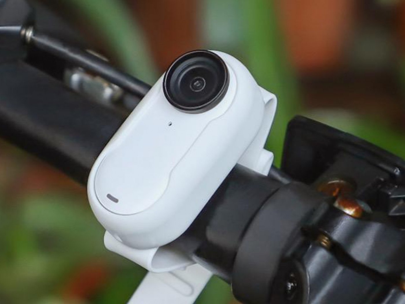 Bílý silikonový kryt a popruh na kameru Insta360 GO 3