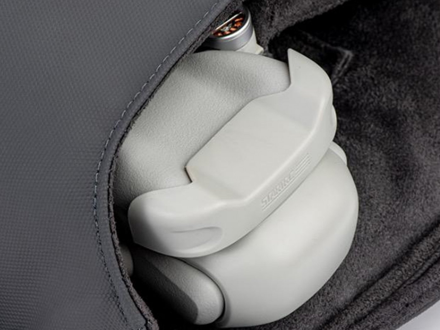 Šedý kryt kamery a předních senzorů na dron DJI Mini 4 Pro