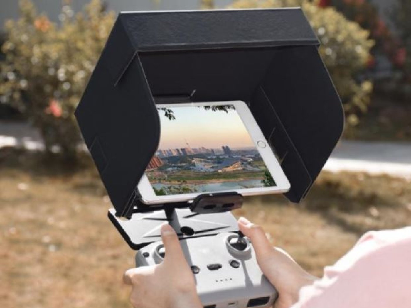 Sluneční clona + držák tabletu na dálkový ovladač (natažení pružiny do 19 cm)