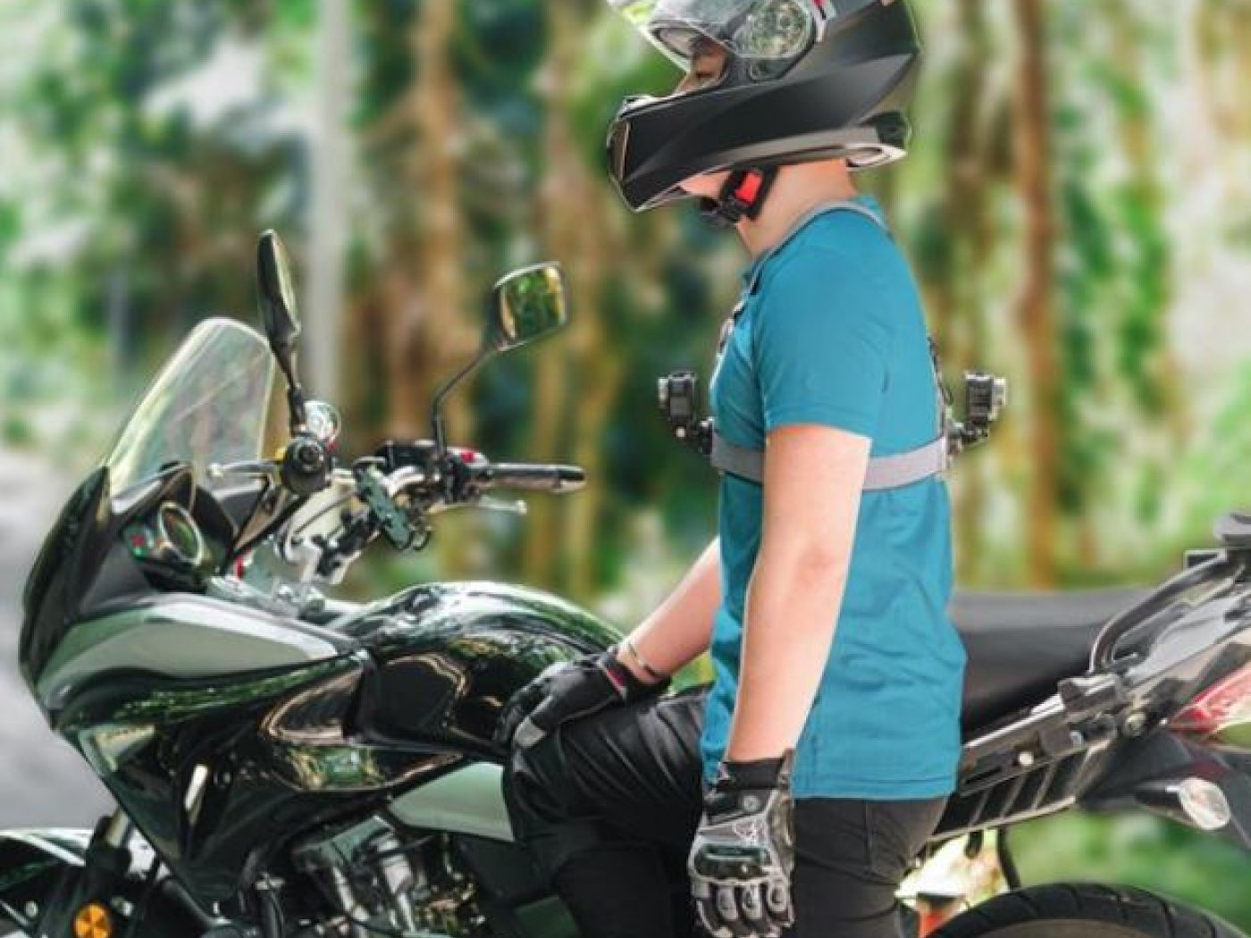 Hrudní popruh s předním a zadním adaptérem pro připojení akční kamery