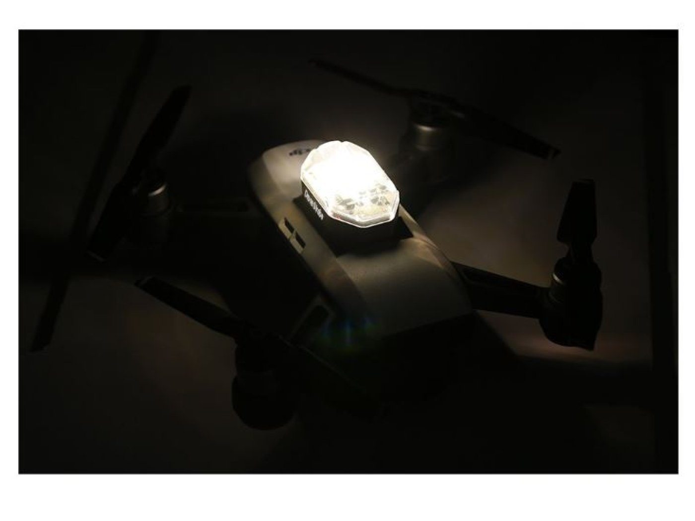 Přídavné blikající LED světlo na drony