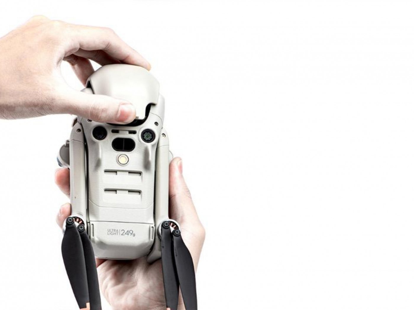 Šedý kryt kamery a předních senzorů na dron DJI Mini 4 Pro