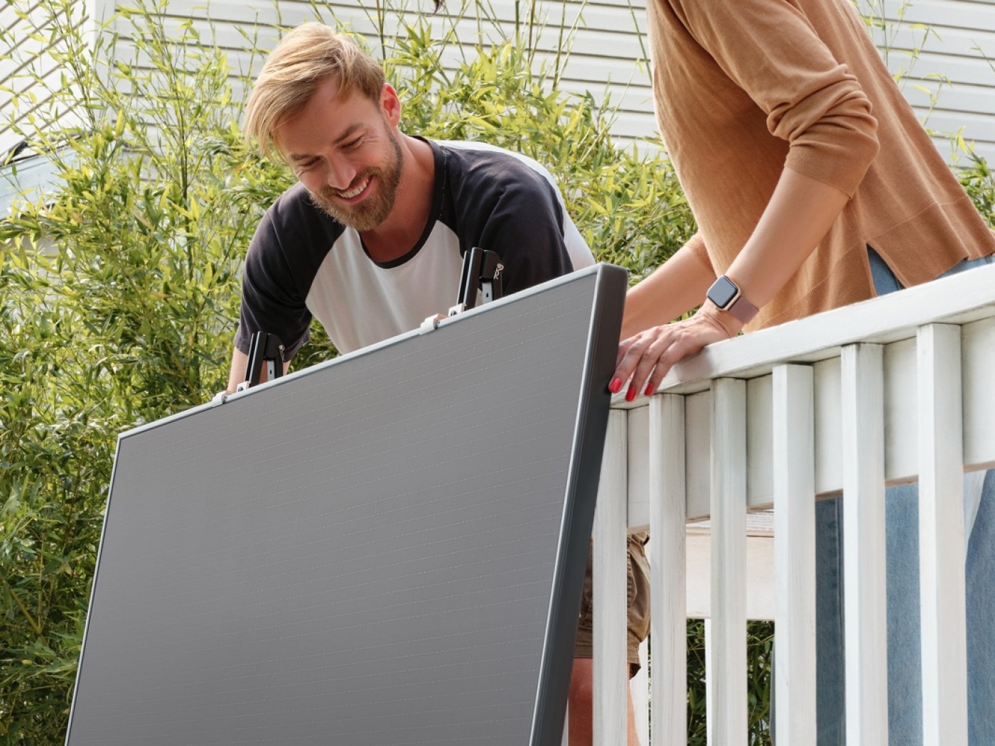 Konstrukce na zavěšení solárního panelu EcoFlow