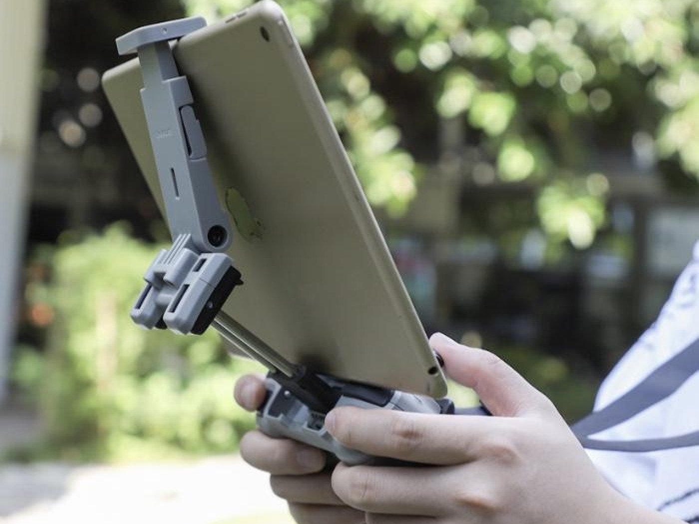 Držák tabletu na dálkový ovladač (pro 7,9 až 12.9 palcové tablety)