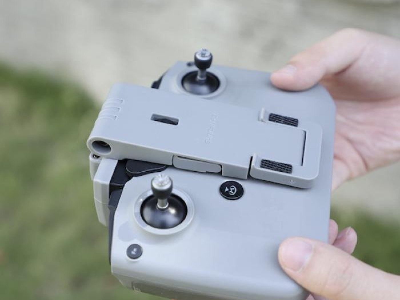 Držák tabletu na dálkový ovladač (pro 7,9 až 12.9 palcové tablety)