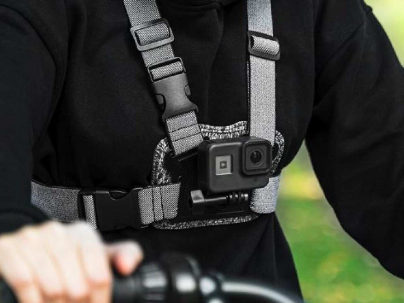 Hrudní popruh s předním a zadním adaptérem pro připojení akční kamery