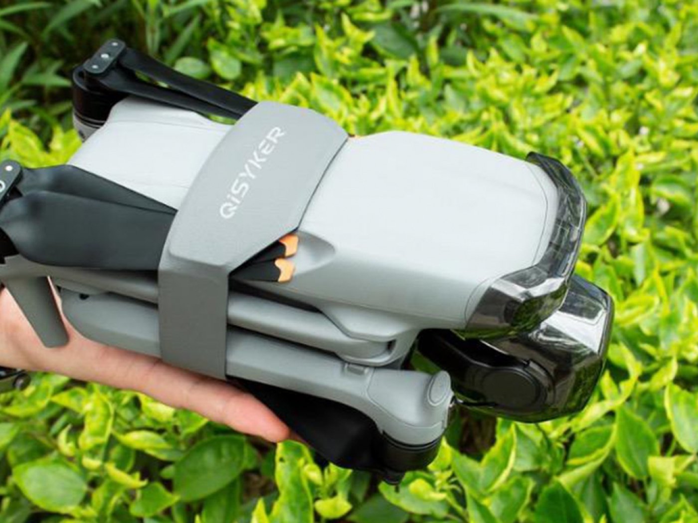 Šedý držák vrtulí na dron DJI Air 3