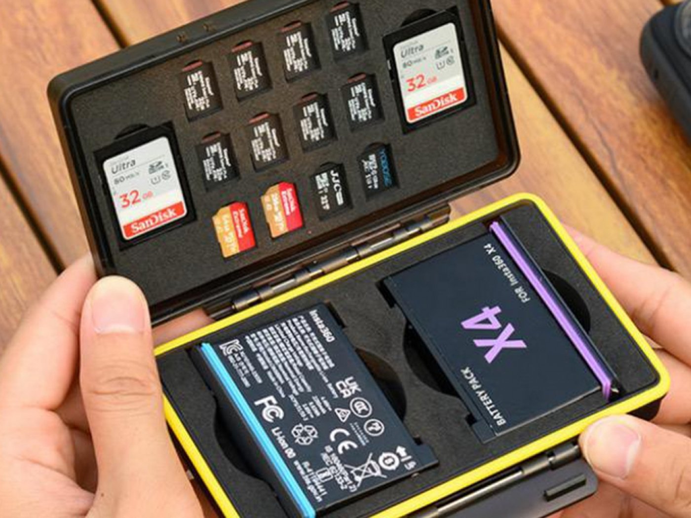 Pouzdro na baterie Insta360 X3 / Insta360 X4 a paměťové karty