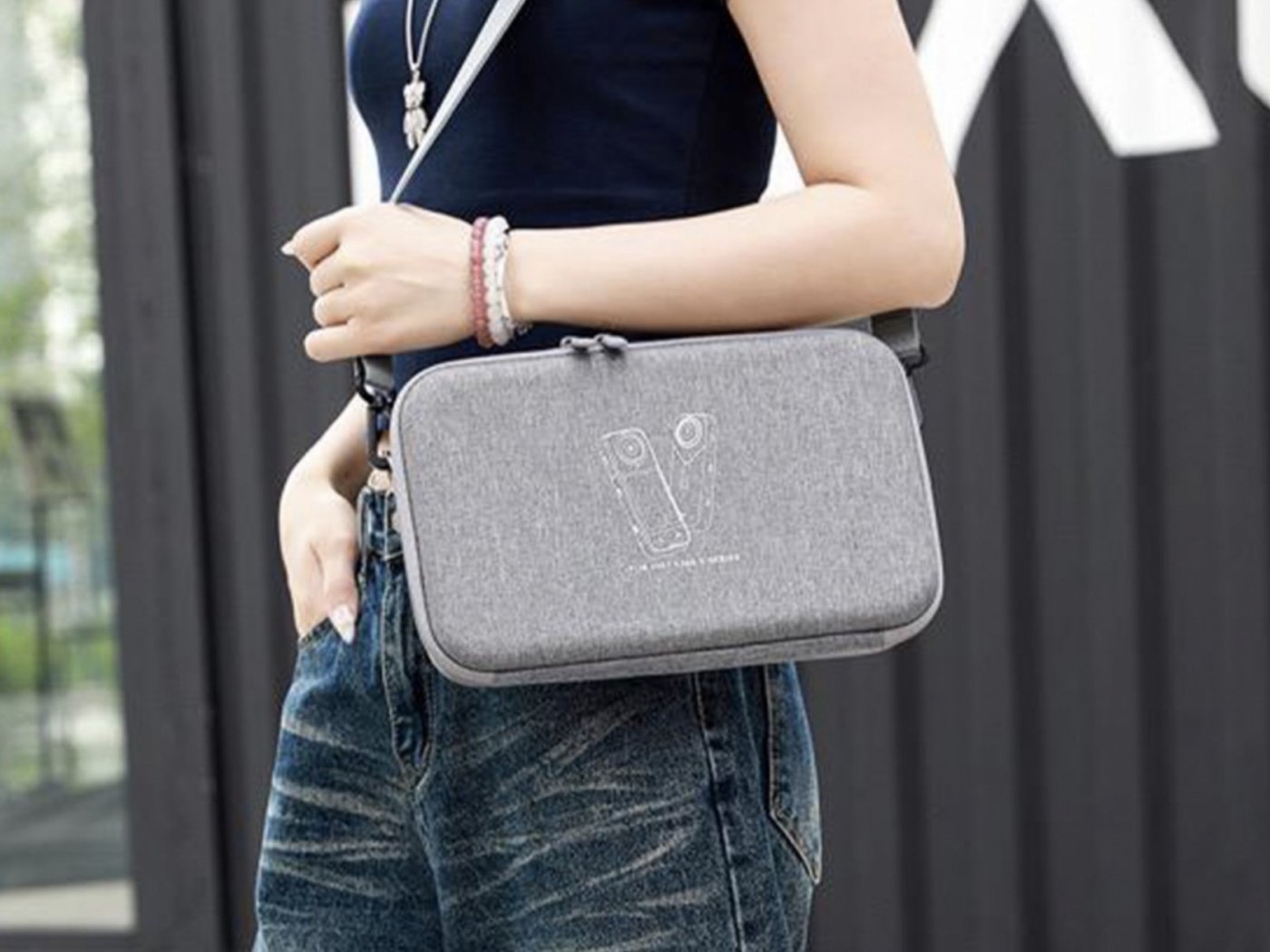 Šedé pouzdro na rameno pro akční kameru Insta360 X5 / X4