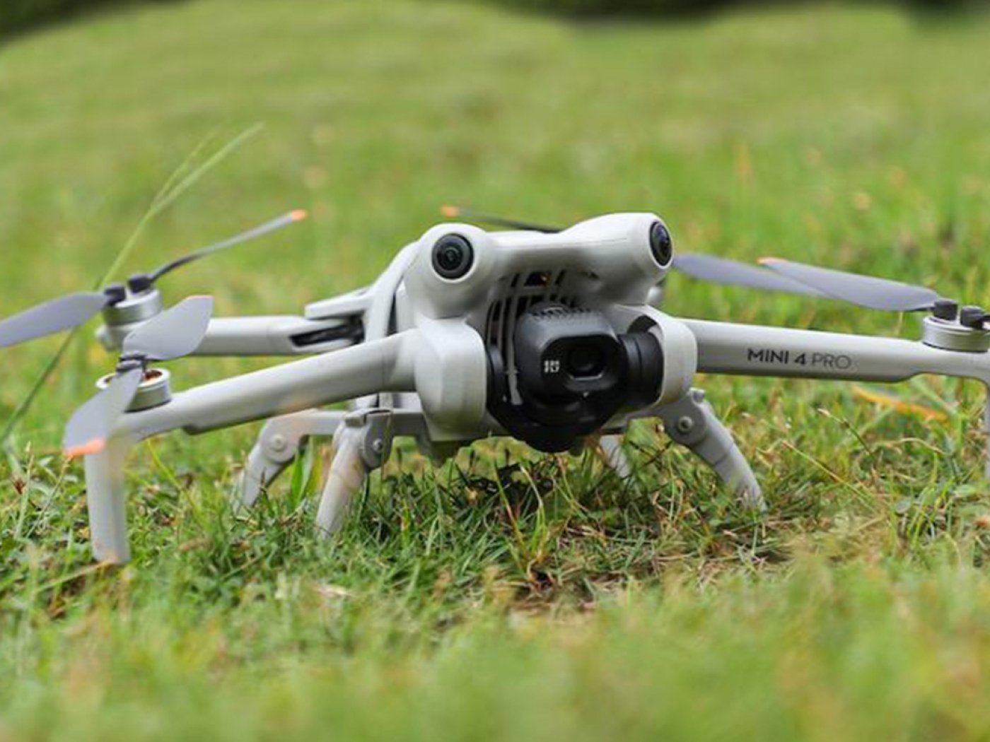 Šedý skládací podvozek na dron DJI Mini 4 Pro
