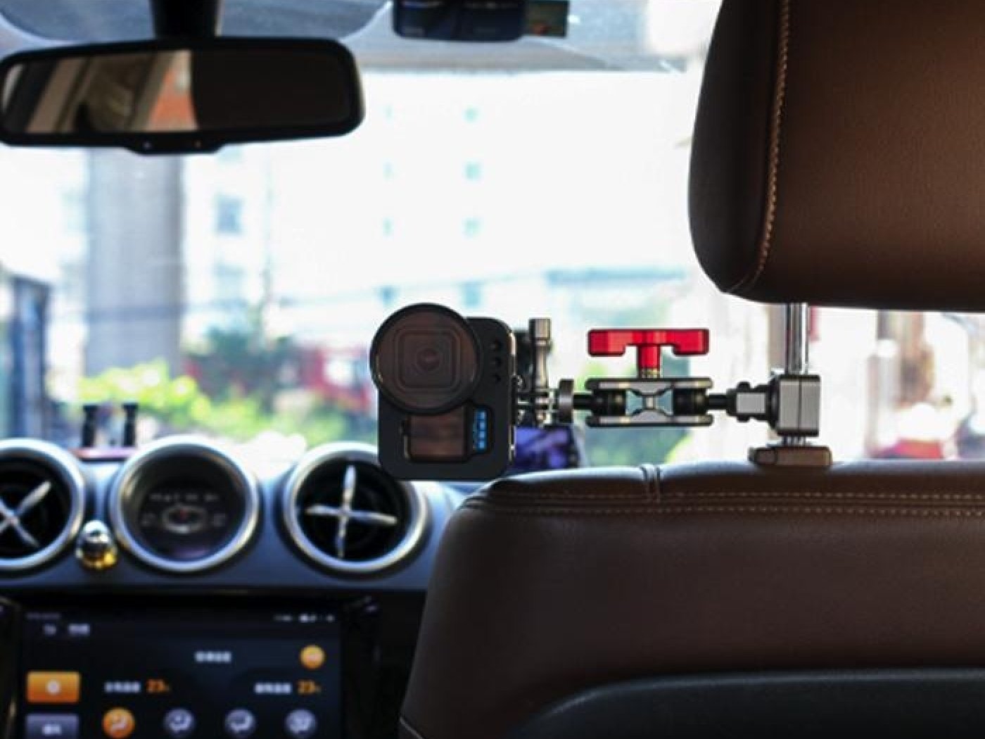 Držák akční kamery na autosedačku