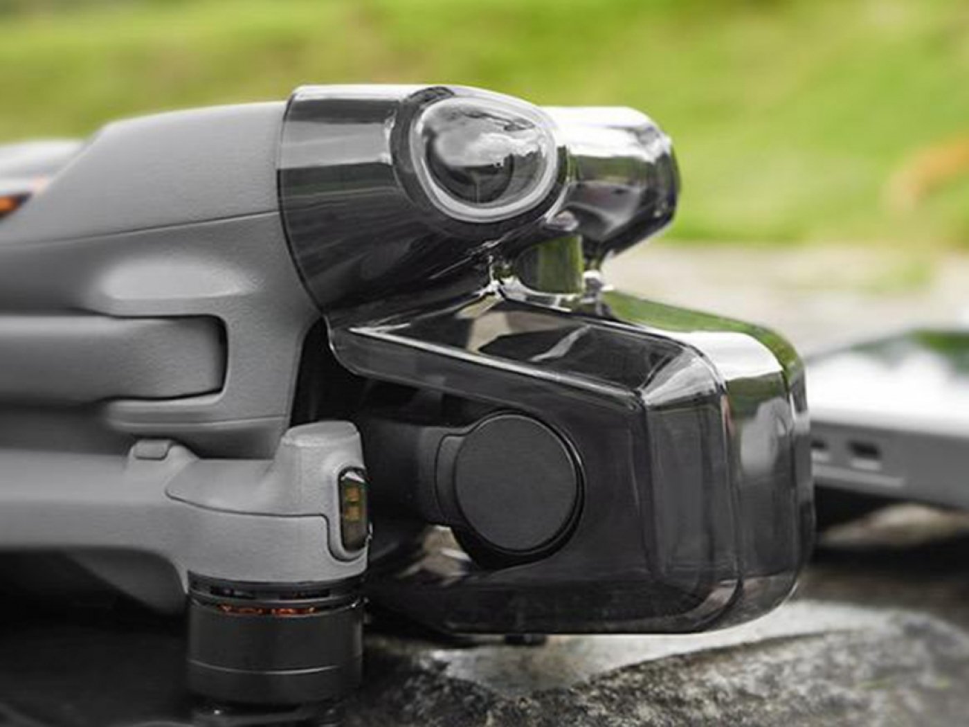 Šedý kryt kamery a předních senzorů na dron DJI Air 3