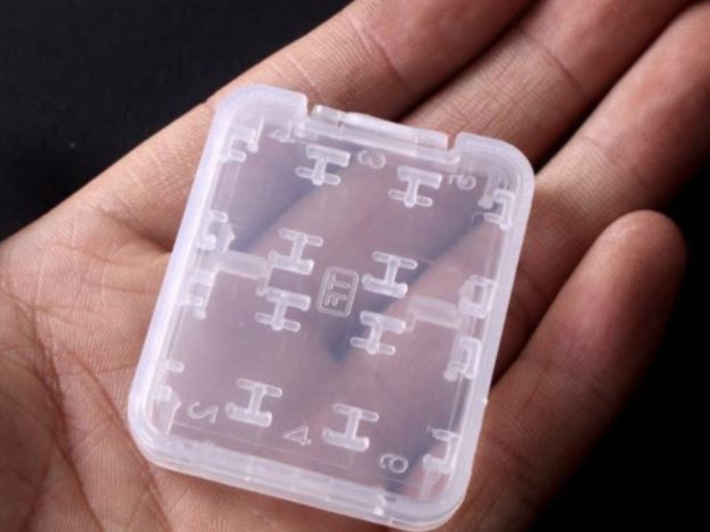 Transparentní pouzdro na paměťové karty